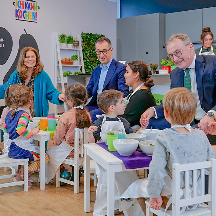 Ernährungsbildung live: Kinder kochen mit Gästen beim BARMER Presse-Event
