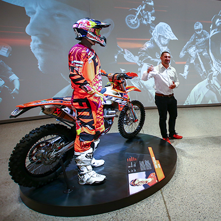 Motocross-Inszenierung in der Erlebniswelt der KTM Motohall
