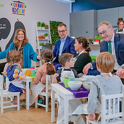 Kinder und Gäste beim gemeinsamen Kochen am Presse-Event von BARMER und Sarah Wiener Stiftung
