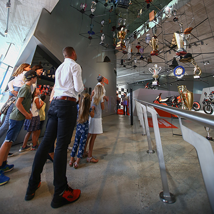 Führung durch die Trophäen-Ausstellung der KTM Motohall