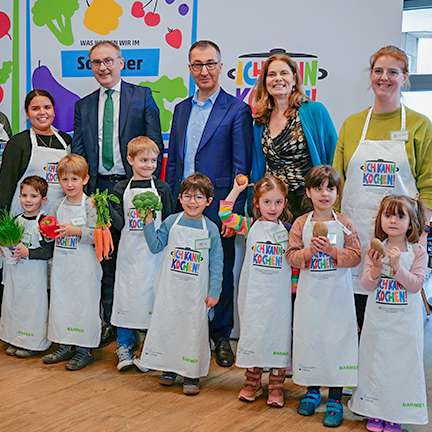 Gruppenfoto mit Kindern in Kochschürzen beim Ich-kann-kochen-Presse-Event